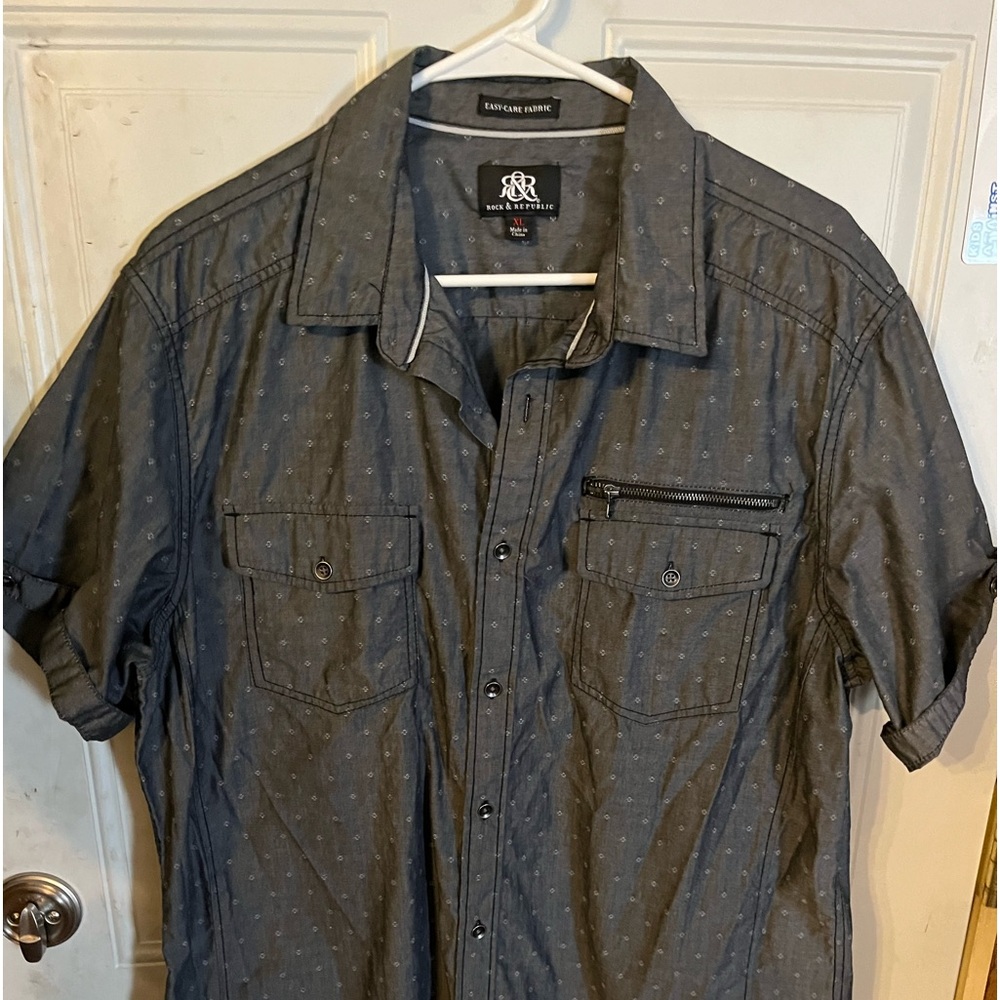 Men’s rock and Republic, short sleeve button-down shirt, size XL gray.
